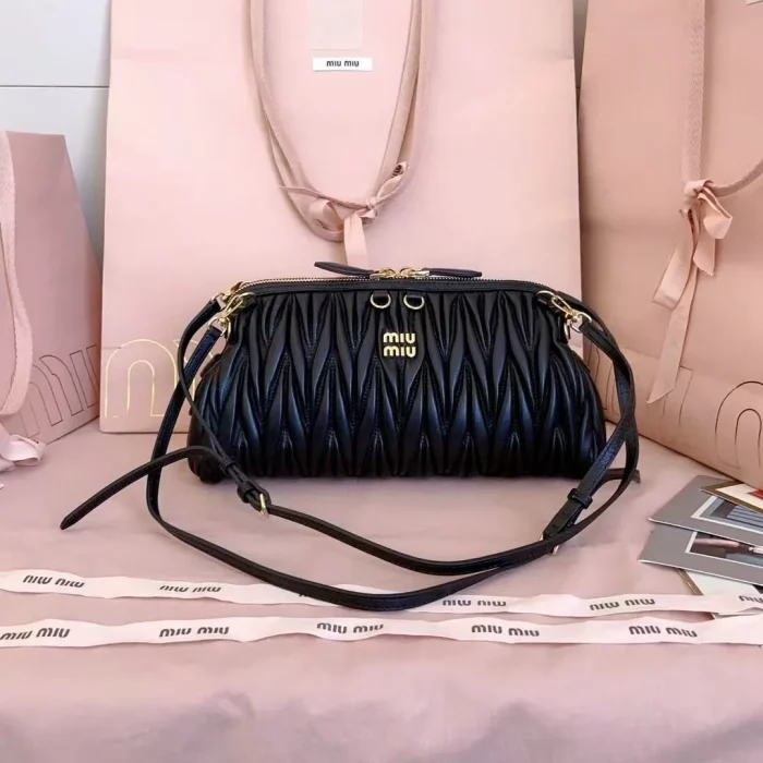 Miu Miu Matelassé 納帕軟皮貝殼包