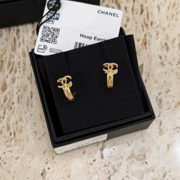 Chanel 26P菱格紋小Logo耳環